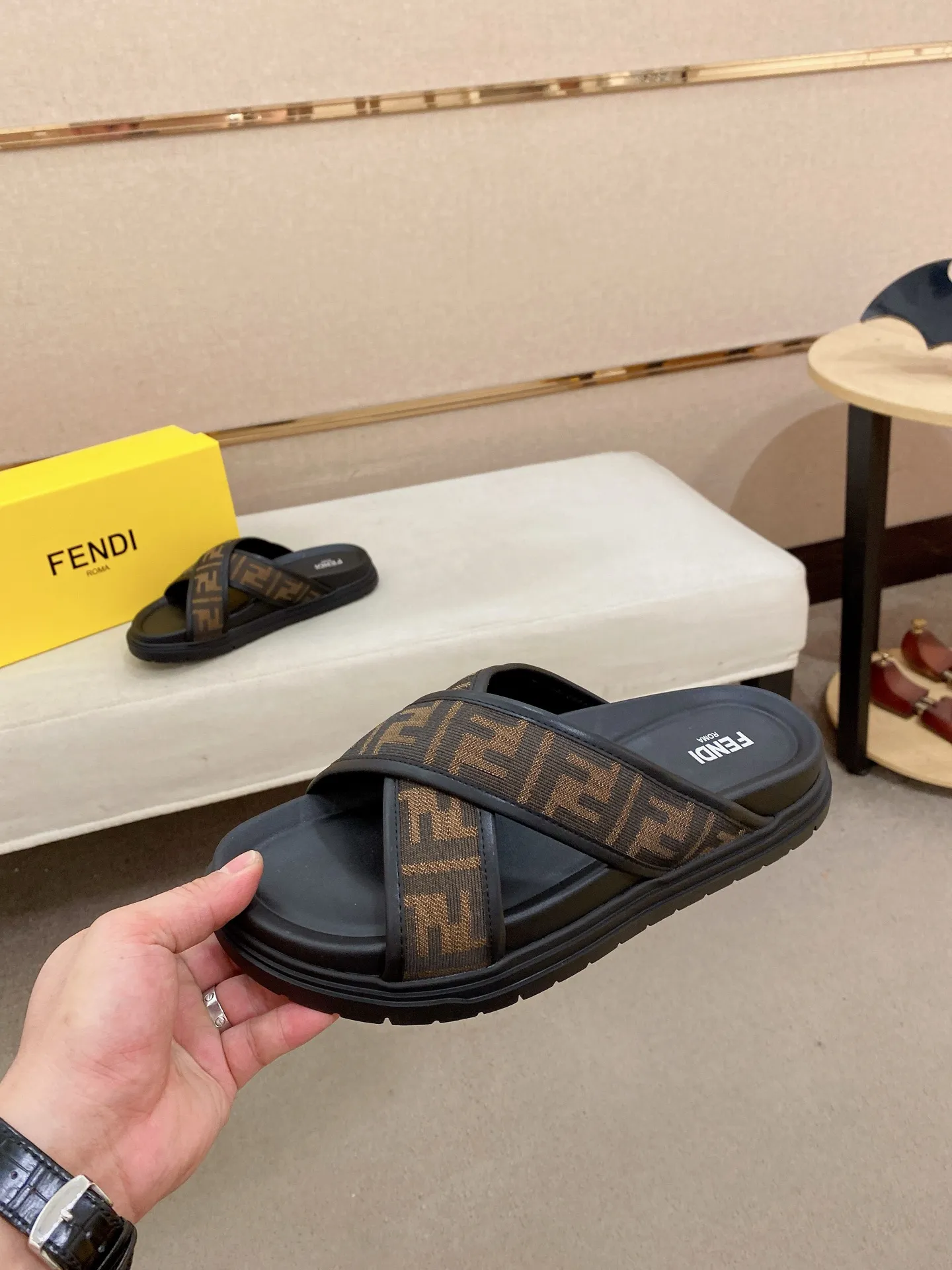 Factory price: 320💰 [Fendi Slippers] High-end brand of men's shoes, official website 1:1 latest masterpiece: original mold customization, the fabric is made of imported original materials, upgraded outsole, lighter and non-slip. The market's top quality, simple yet tasteful, a must-have for fashionistas, fashionable at your feet, full of confidence, the same style at the counter 👍The season of summer slippers is here. Code: 38-44 (45 is custom-made and cannot be returned or exchanged)